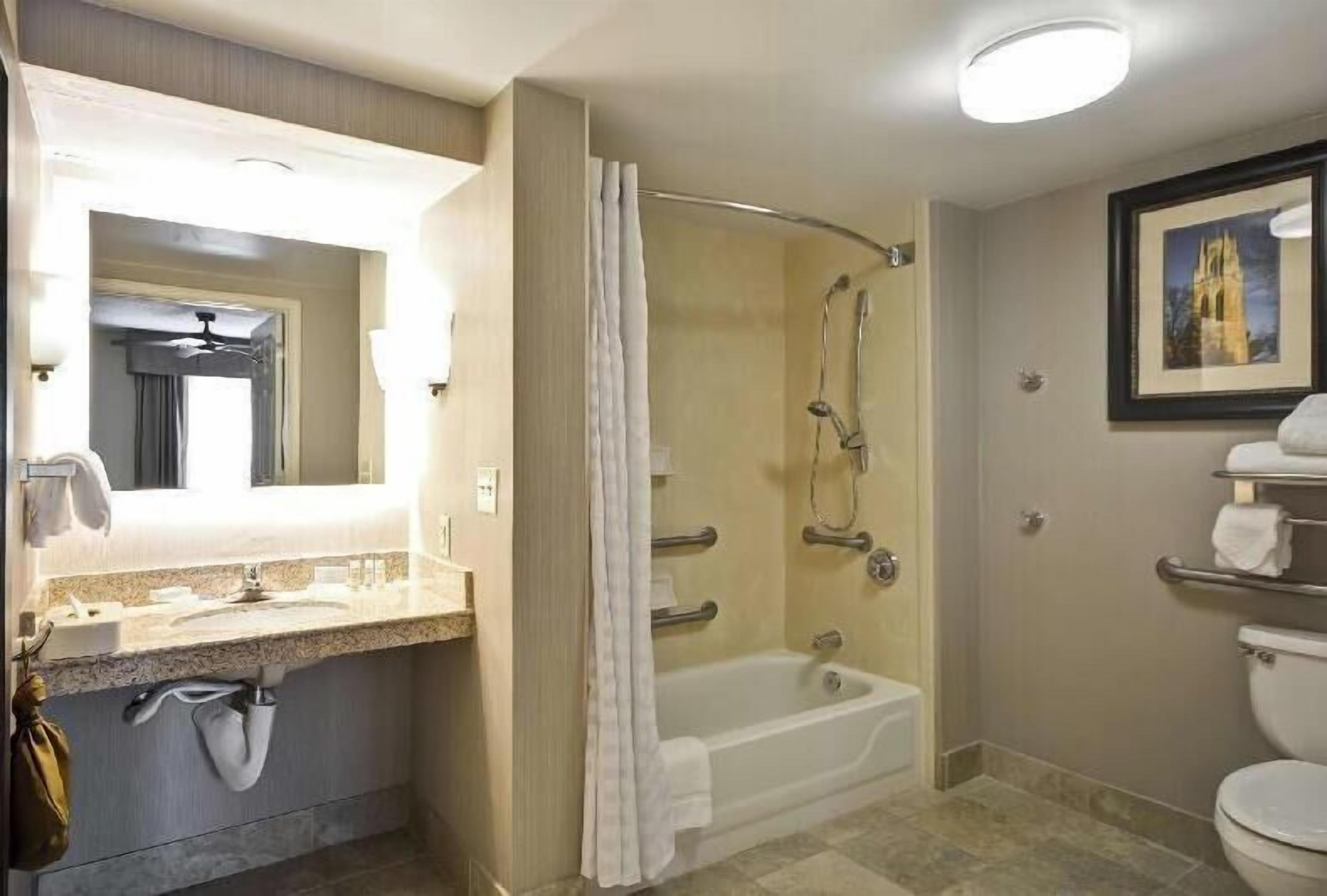 Baño | Tina con regadera, amenidades de baño gratuitas, secadora de cabello 