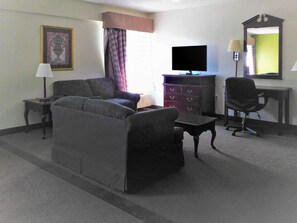 Suite, 1 cama de matrimonio grande con sofá cama, no fumadores | Escritorio, tabla de planchar con plancha, wifi gratis y ropa de cama