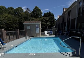 Una piscina al aire libre de temporada