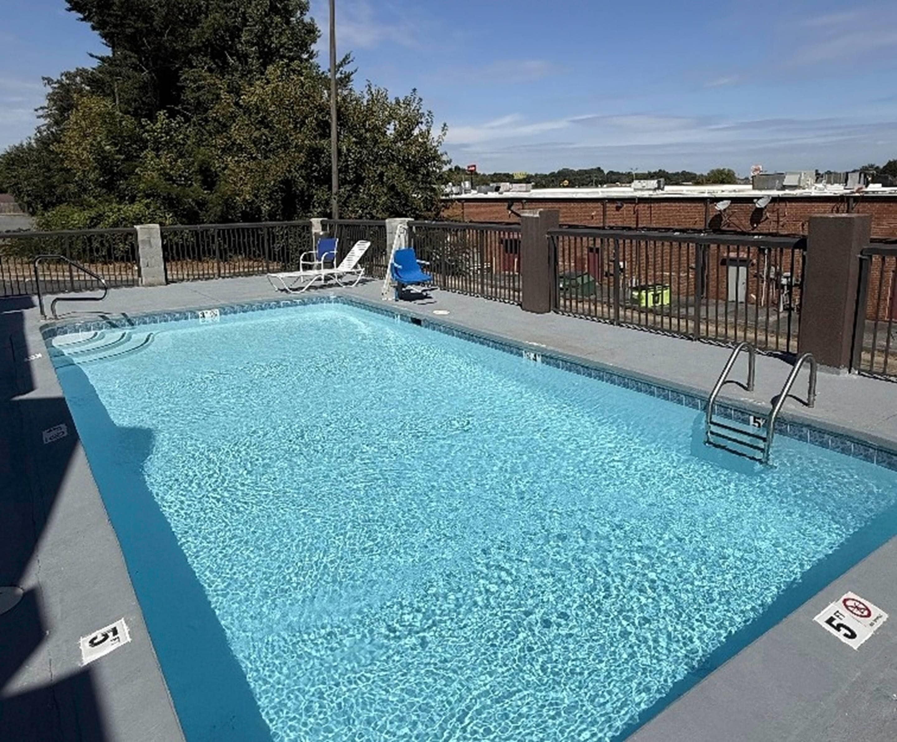 Piscine extérieure en saison