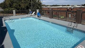 Piscine extérieure en saison