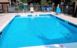Seasonal outdoor pool - Quality Inn & Suites Thomasville I-85 (Thomasville)