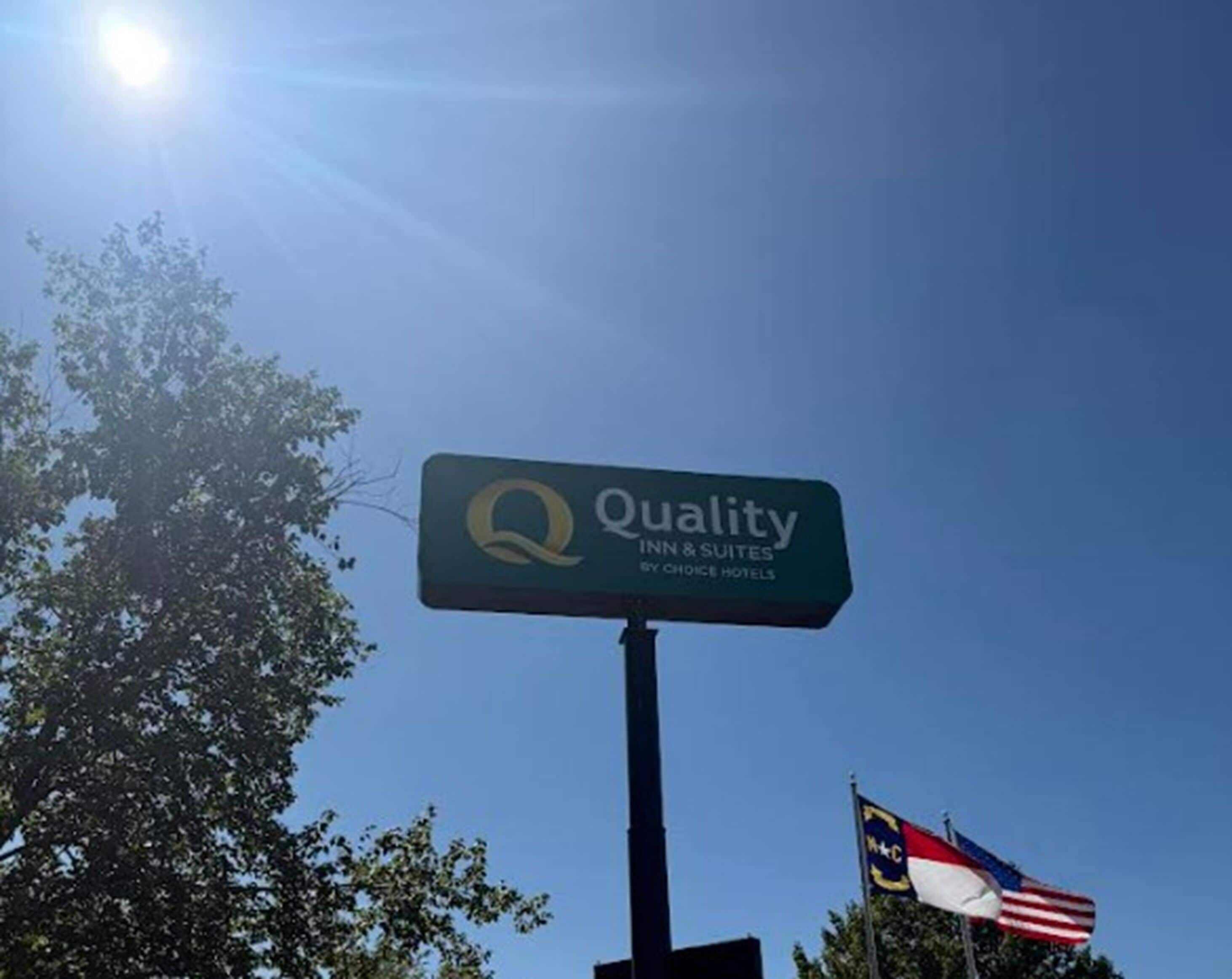 Segnaletica per Quality Inn & Suites by Choice Hotels.