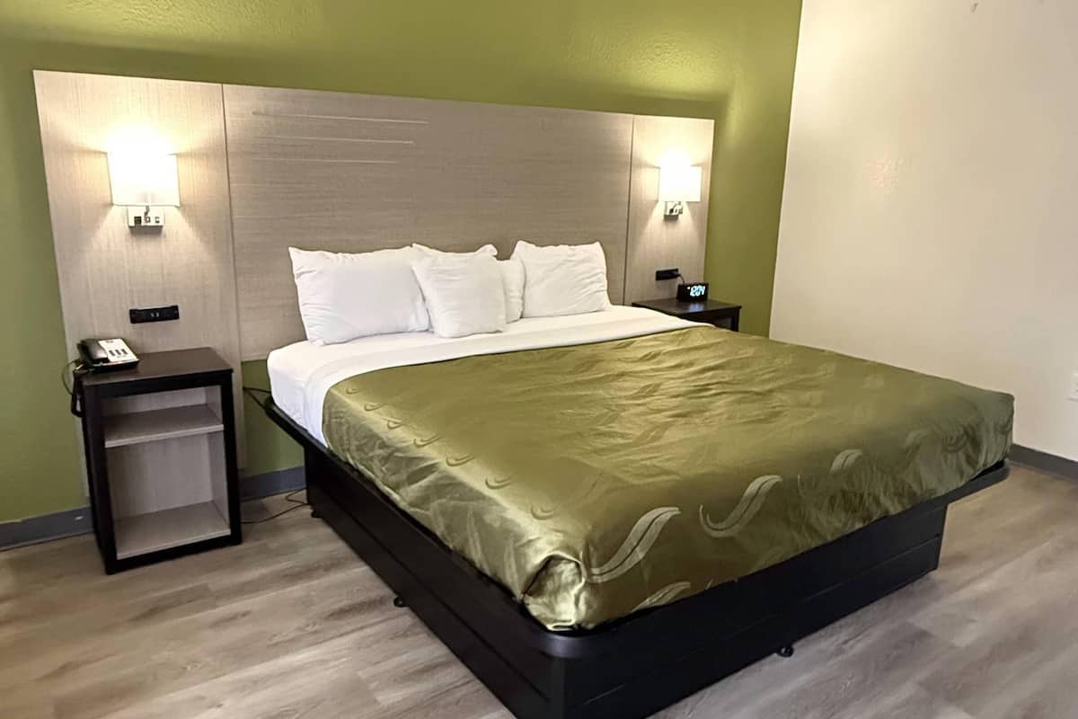 Escritorio, tabla de planchar con plancha, wifi gratis y ropa de cama