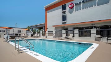 Zona de piscina con un cartel de Best Western Plus.