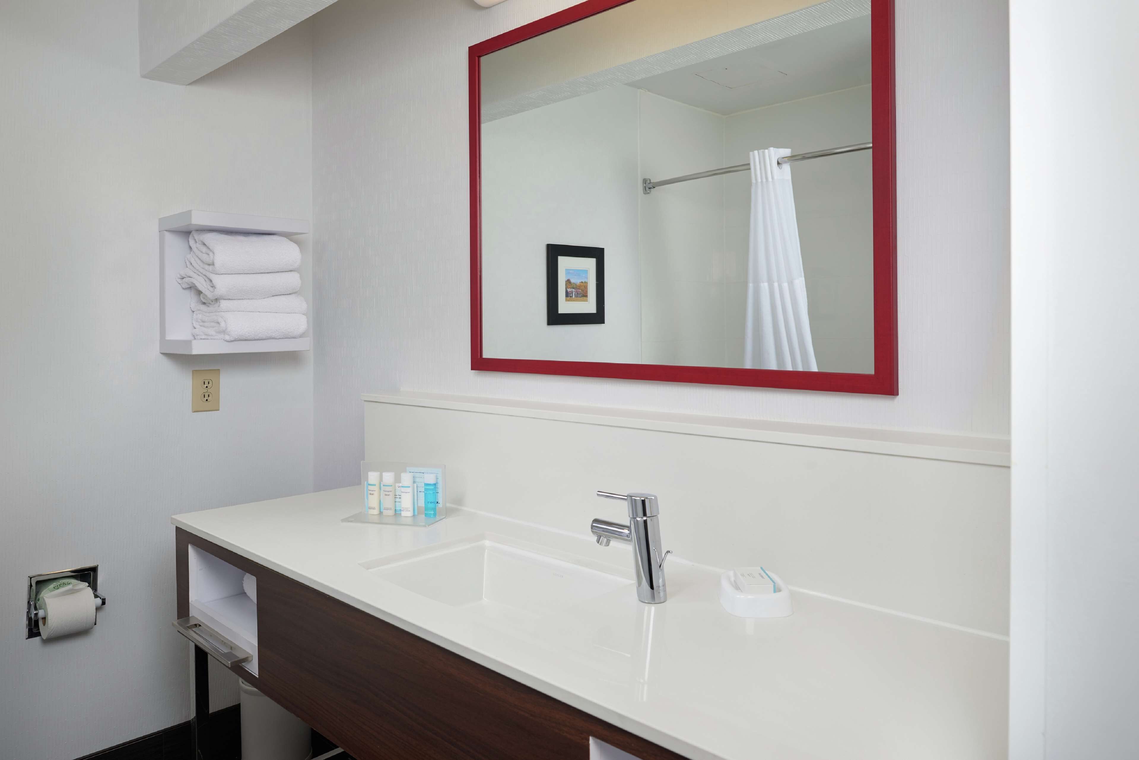 combined shower/bathtub, hair dryer, towels