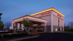 A Hampton Inn hotel with a modern design, featuring a covered entrance and a welcoming sign. - Hampton Inn Shelbyville (Shelbyville)