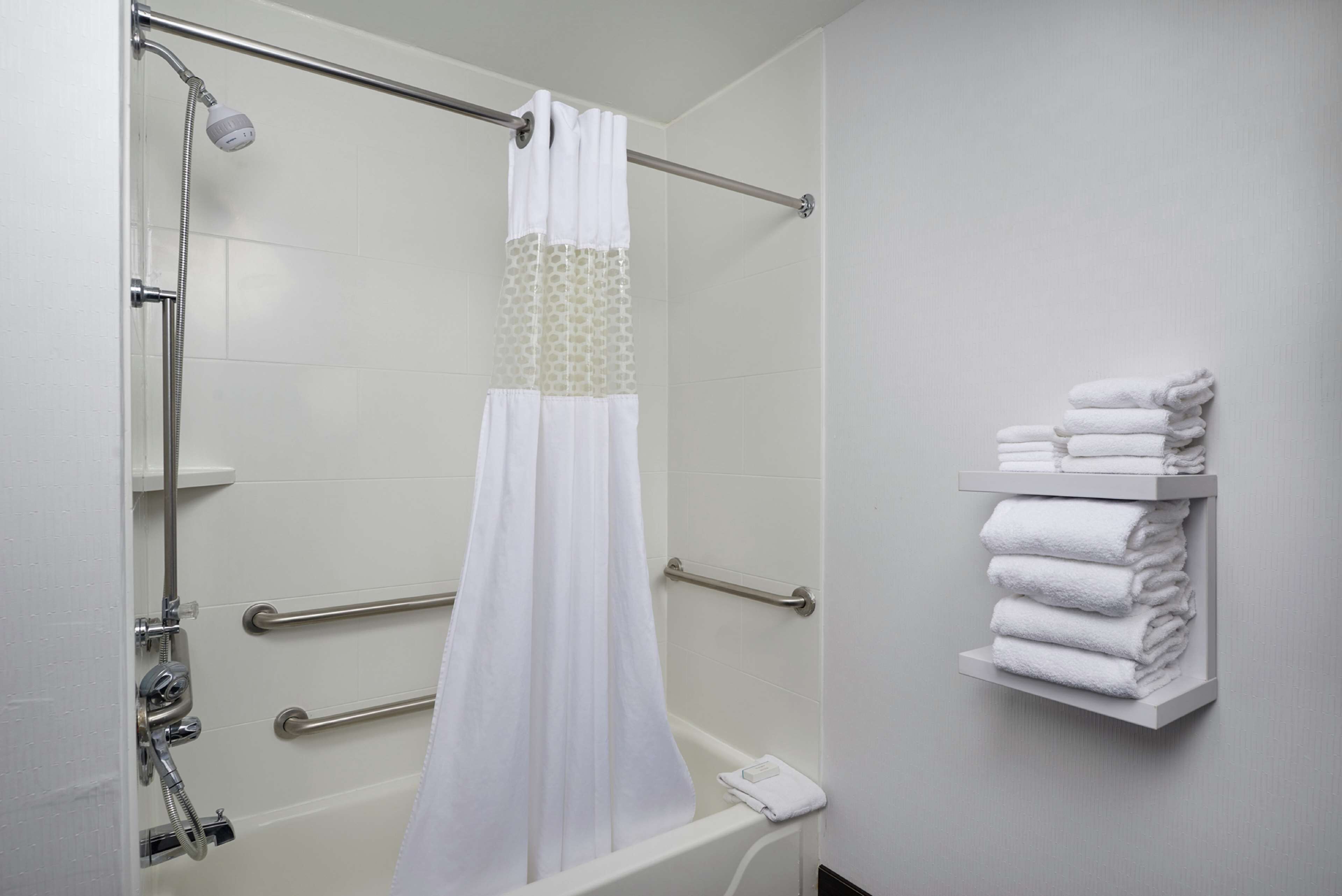 combined shower/bathtub, hair dryer, towels