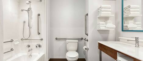 Un baño moderno con bañera, inodoro y lavamanos.