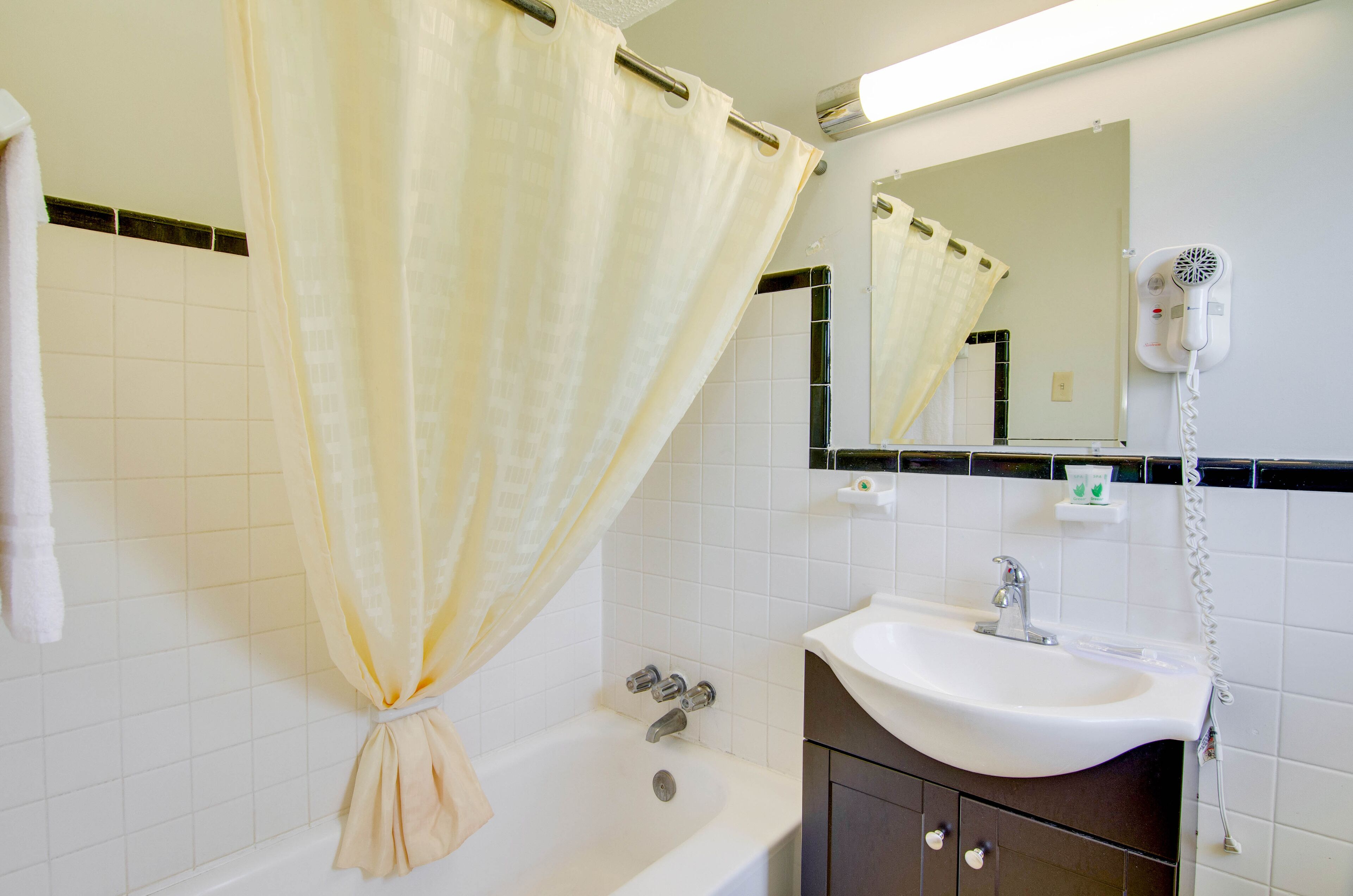 Combined shower/tub, free toiletries, towels