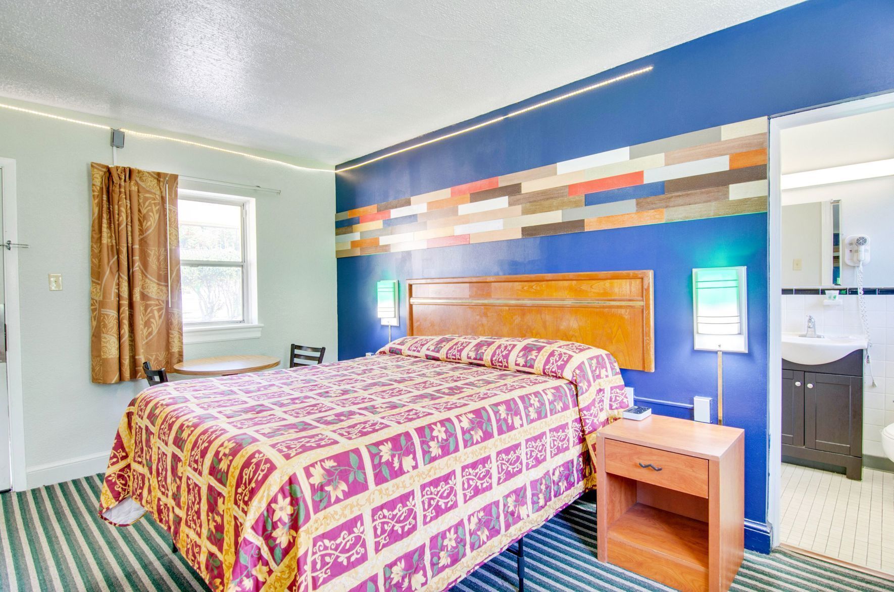 Muebles diferentes, escritorio, wifi gratis y ropa de cama 