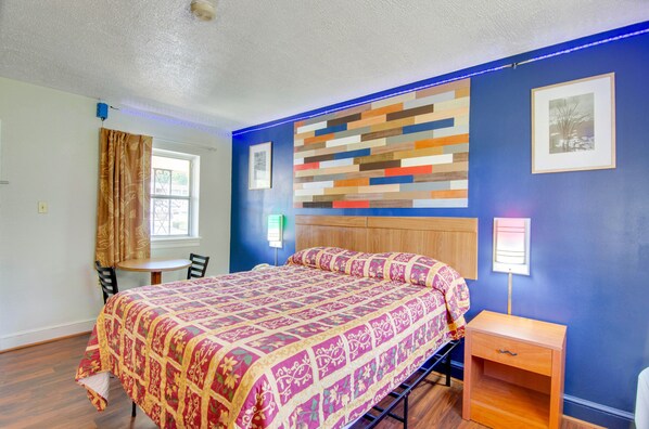 Standard Room, 1 Queen Bed, Non Smoking | Individually furnished, desk, free WiFi, bed sheets - Scottish Inns Collinsville-Martinville (Collinsville)