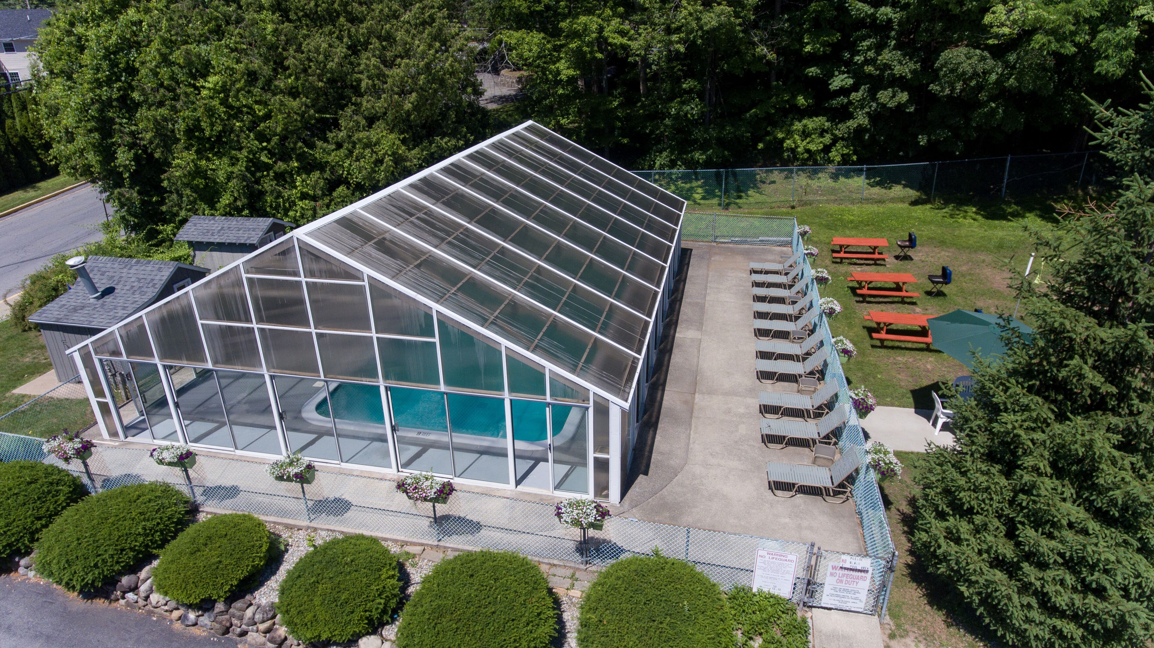 Indendørs pool, udendørs pool, parasoller, liggestole