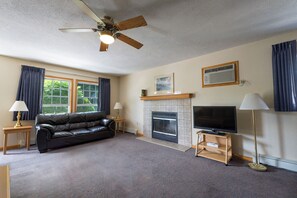 高级独立别墅, 3 间卧室 | 起居区 | 平板电视、玩具