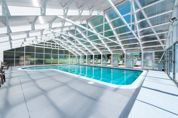 Piscine intérieure, piscine extérieure, 9 h à 22 h, parasols