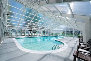 Innenpool, Außenpool, Sonnenschirme, Liegestühle