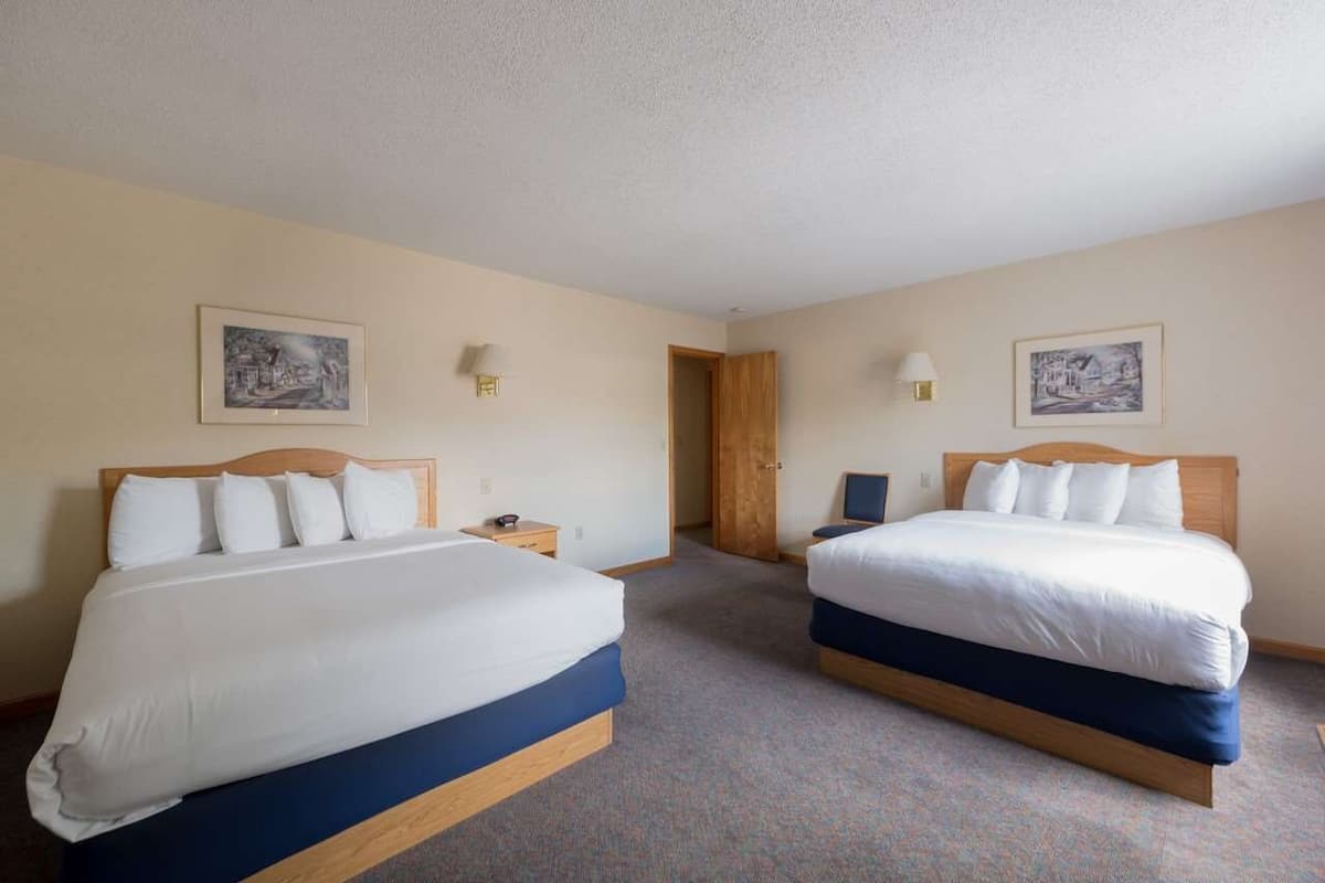 Deluxe lakosztály, 2 hálószobával, nemdohányzó (2 Double Beds and 2 Queen Beds) | Pehelypaplan, sötétítőfüggöny és vasaló/vasalódeszka