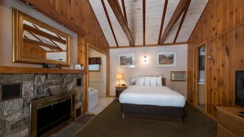 Junior-Suite, 1 Queen-Bett, Nichtraucher (Jetted Tub / Fireplace) | Wohnbereich | Flachbildfernseher, Kinderspielzeug