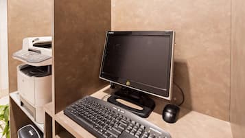 Una computadora de escritorio con monitor, teclado y ratón sobre un escritorio.