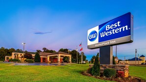 A Best Western HomePlace Inn sign with a clear view of the building in the background. - Best Western Home Place Inn (Camden)