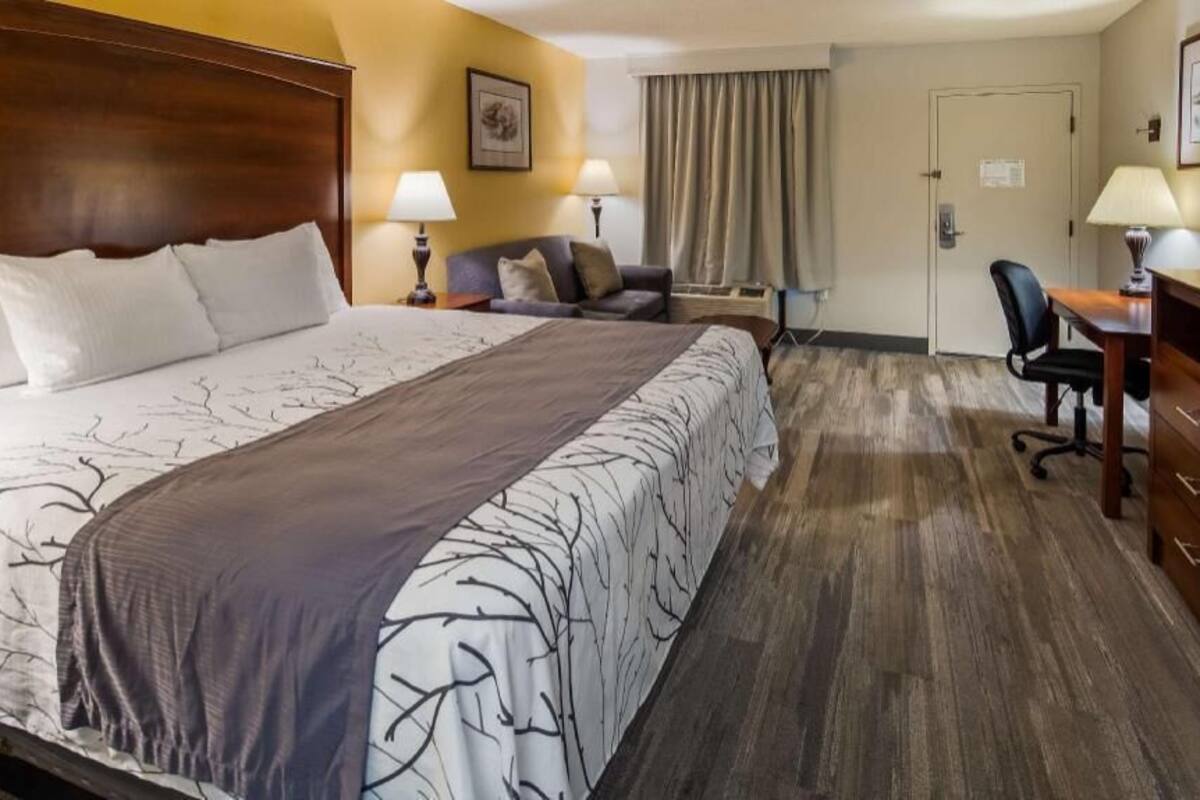 Escritorio, tabla de planchar con plancha, internet y ropa de cama