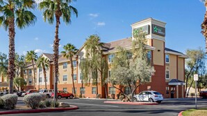 A Stay America hotel with a modern design, featuring a central tower and multiple windows. - Extended Stay America Suites Phoenix Peoria (Peoria)