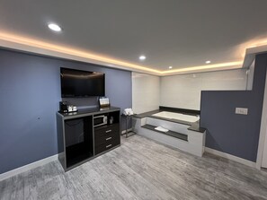 Deluxe Room, 1 Queen Bed, Smoking, Jetted Tub | Room amenity