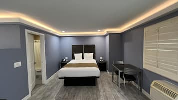 Deluxe Room, 1 Queen Bed, Smoking, Jetted Tub | Iron/ironing board, free WiFi, bed sheets