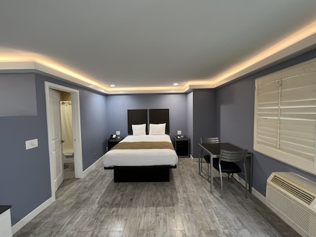 Deluxe Room, 1 Queen Bed, Smoking, Jetted Tub