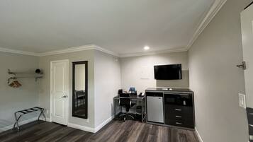 Room, 1 King Bed, Smoking | Television