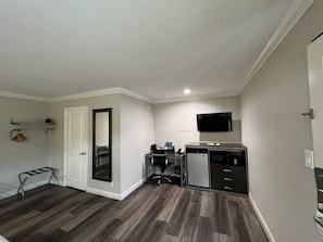 Room, 1 King Bed, Smoking | Television - Deluxe Inn Hawthorne (Hawthorne)