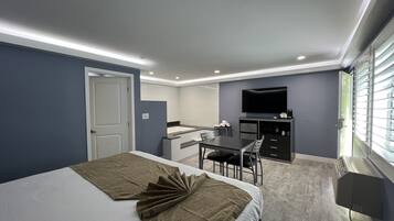 Deluxe Room, 1 King Bed, Non Smoking, Jetted Tub | Room amenity