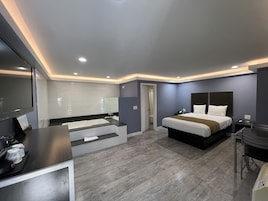 Tabla de planchar con plancha, wifi gratis y ropa de cama