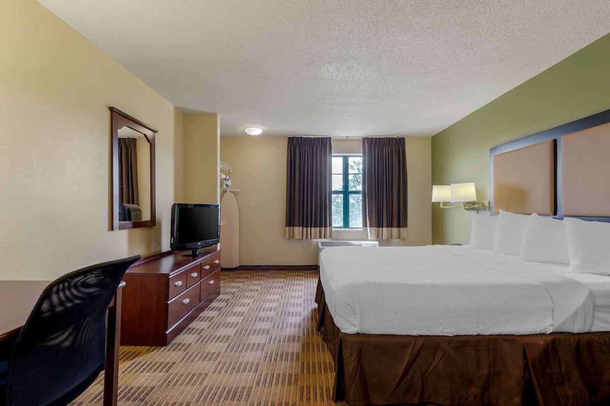 Studio, 1 King Bed, Non Smoking | Desk, free WiFi, bed sheets