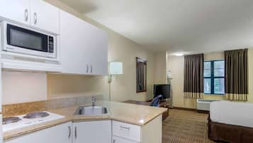 Studio, 1 Queen Bed, Non Smoking | Desk, free WiFi, bed sheets