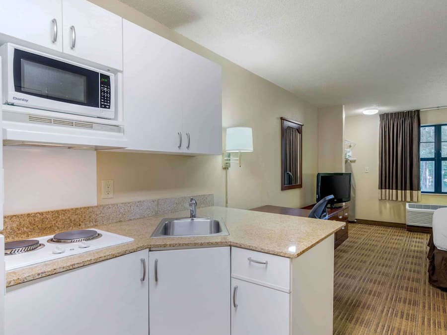 Estúdio, 1 cama Queen, para não fumantes | Escrivaninha, Wi-Fi de cortesia, roupa de cama