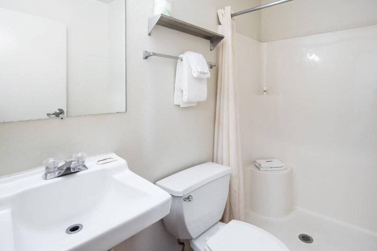 Ein Badezimmer mit Waschbecken, Toilette und Dusche.