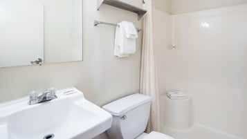 Ein Badezimmer mit Waschbecken, Toilette und Duschbereich.