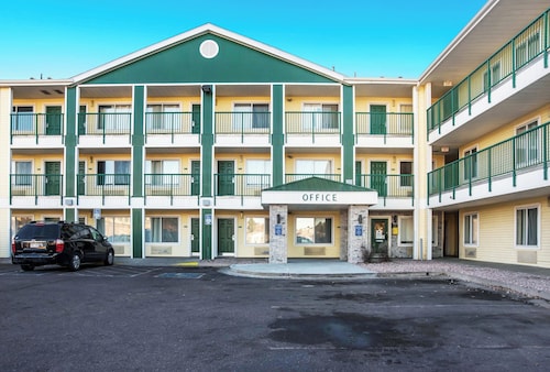 HomeTowne Studios By Red Roof Colorado Springs - Airport
