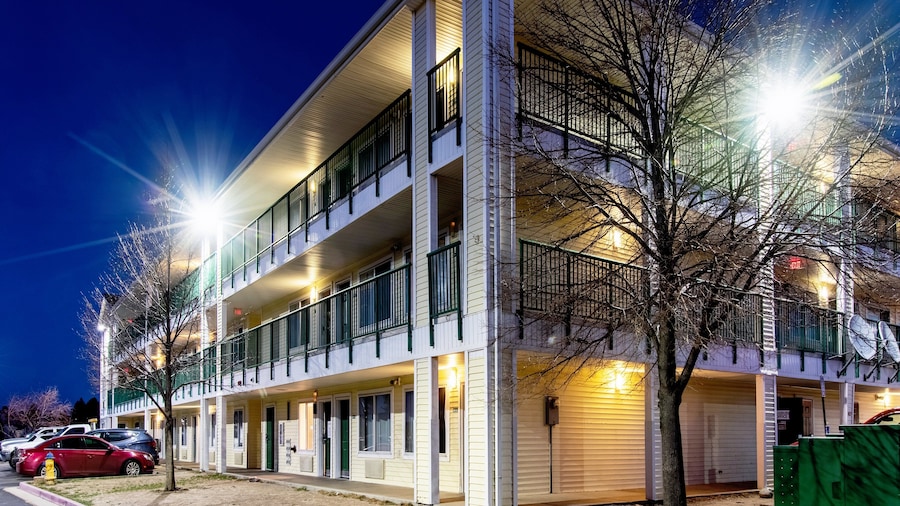 HomeTowne Studios By Red Roof Colorado Springs - Airport