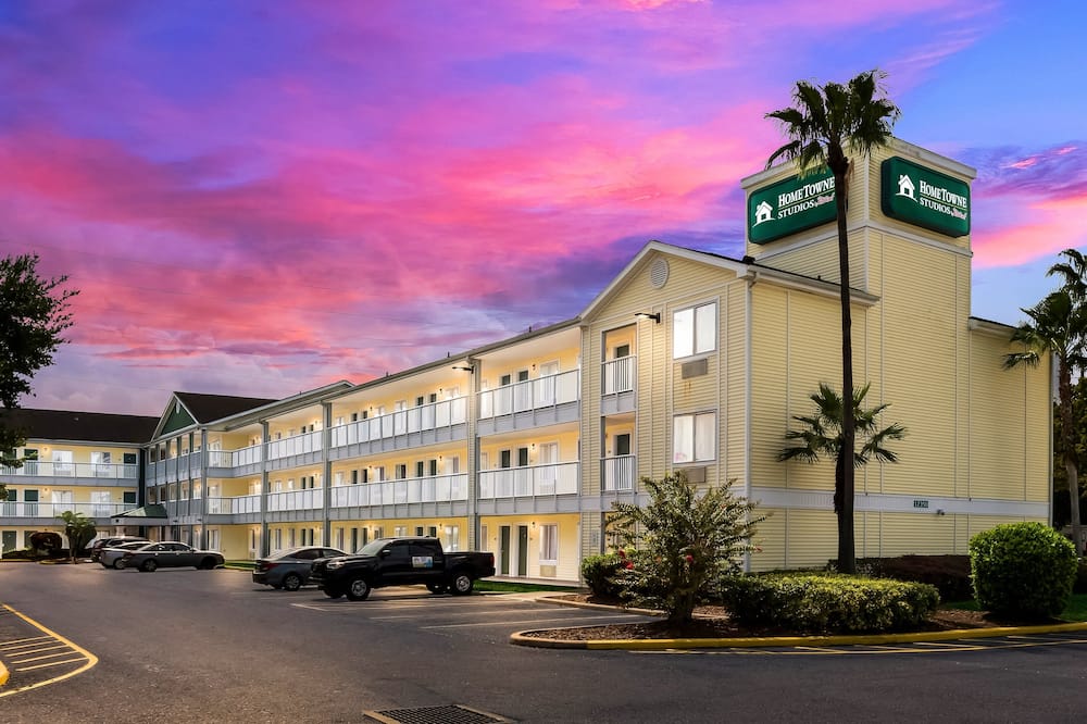 HomeTowne Studios by Red Roof Orlando - UCF Area