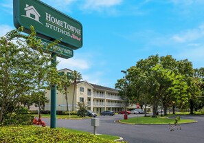 Un hotel llamado Hometown Studios con un cartel que indica tarifas semanales.