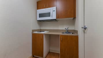 Refrigerador, microondas, placa de cocina