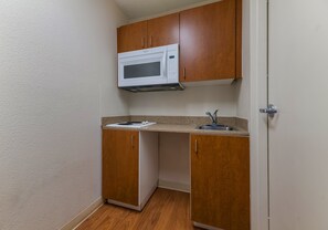 Frigorífico, microondas y placa de cocina