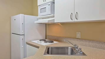 Studio, 2 Double Beds, Non Smoking | Desk, iron/ironing board, free WiFi, bed sheets