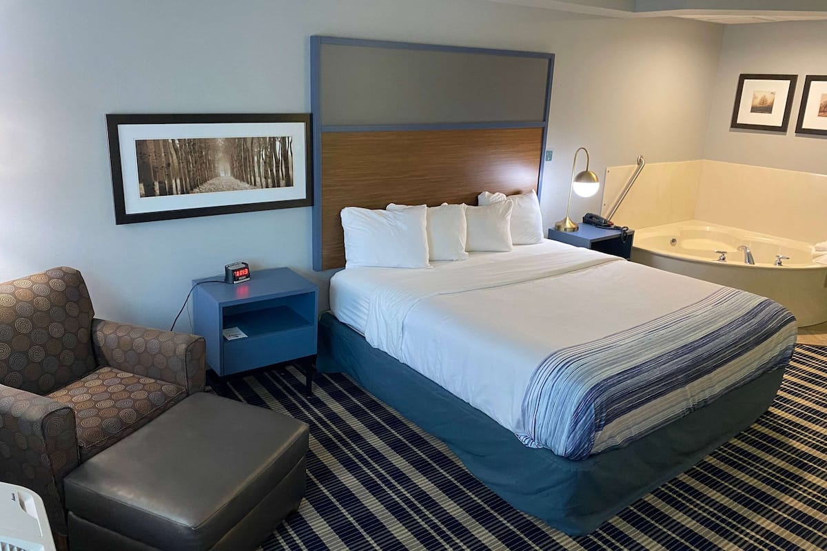 Suite, 1 Queen Bed, Accessible, Non Smoking (First Floor) | Blackout curtains, soundproofing, iron/ironing board