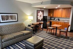 Blackout curtains, soundproofing, iron/ironing board - AmericInn by Wyndham Chanhassen (Chanhassen)