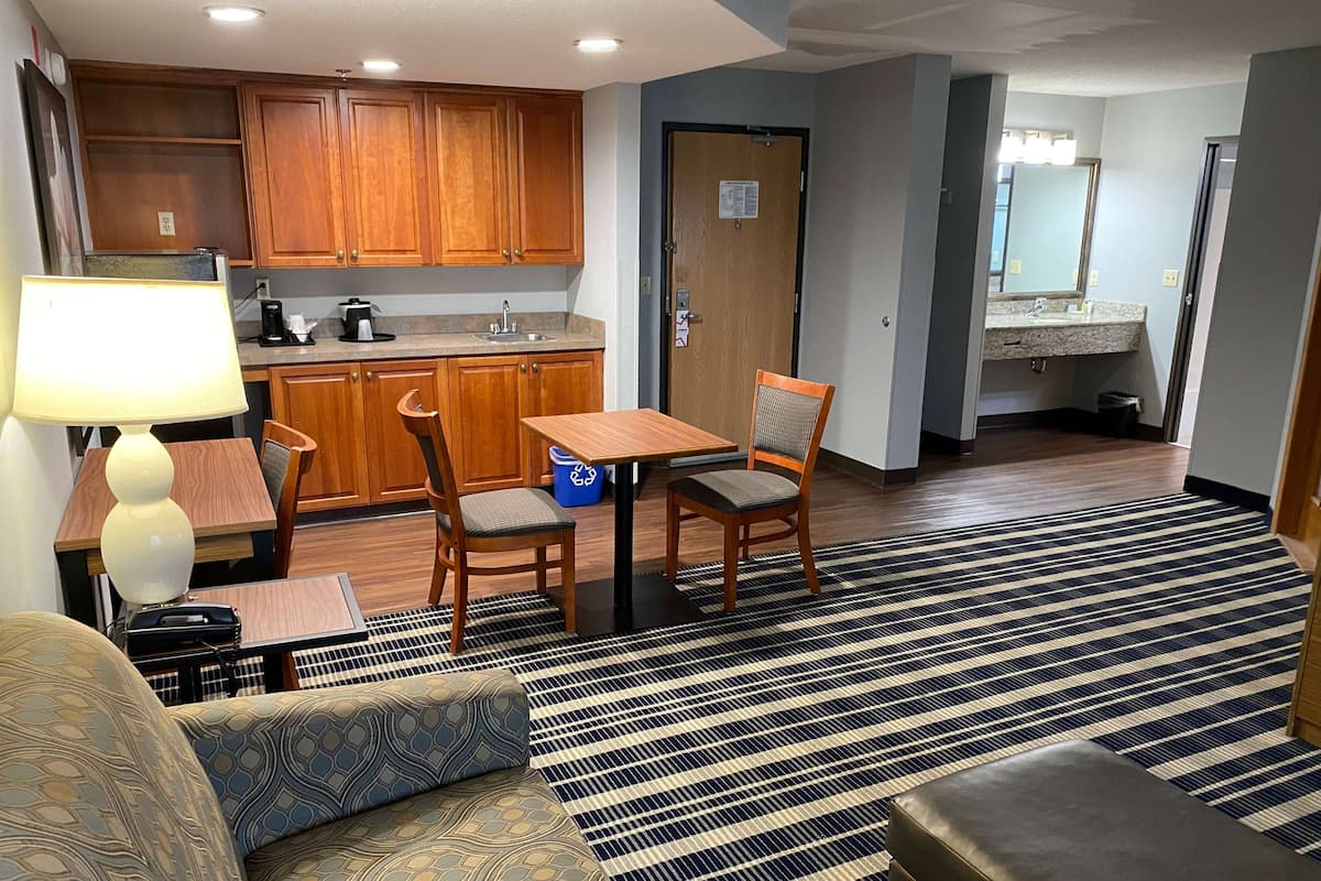 Superior Suite, 1 Bedroom, Non Smoking (One-Bedroom) | Blackout curtains, soundproofing, iron/ironing board