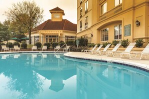 Una piscina al aire libre de temporada