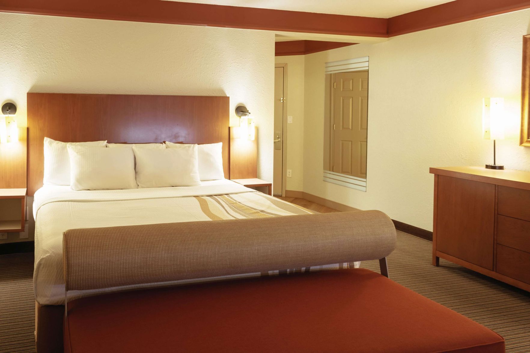 Ropa de cama de alta calidad y espacio para trabajar con laptop 
